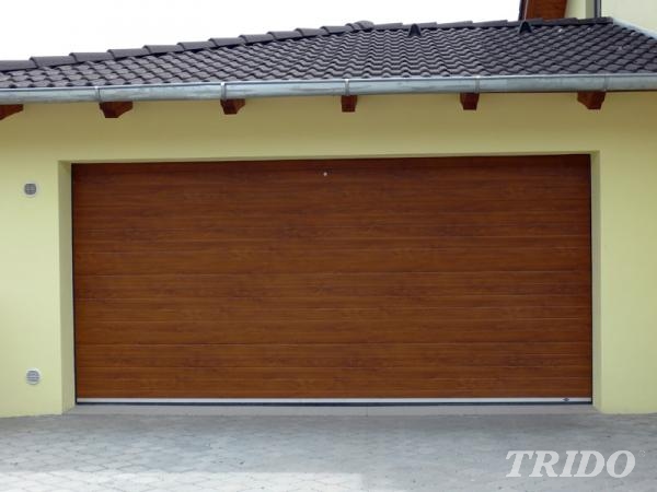Sekční garážová výsuvná vrata pod strop Trido